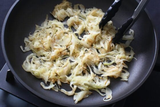 玉ねぎをじっくりと炒める