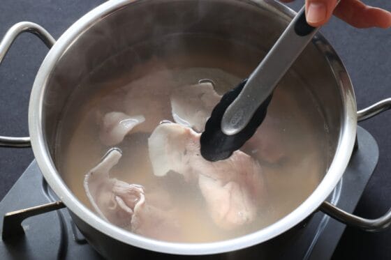 火を止めてから豚しゃぶ用肉を茹でる