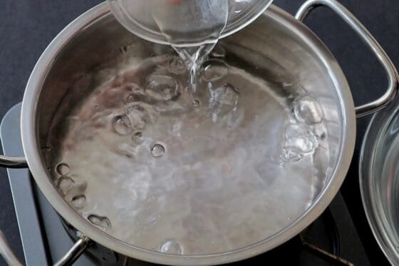 鍋に湯を沸かして酒を加える