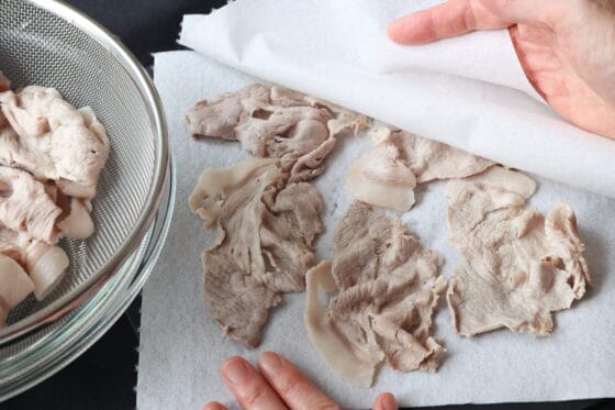 豚肉の水気を拭き取る