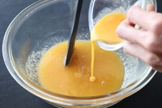 溶き卵を数回に分けて加えながら乳化するまで混ぜる