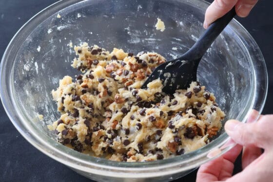 生地にチョコチップとくるみを加えて全体に均一に混ぜる