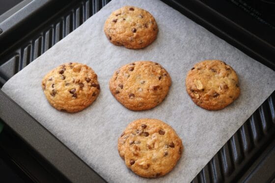 170℃で焼き上がったチョコチップクッキーを天板に置いた状態