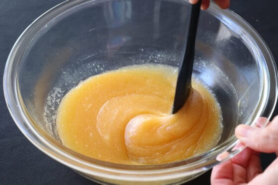 溶き卵とバターがなめらかに乳化していく混ぜ工程