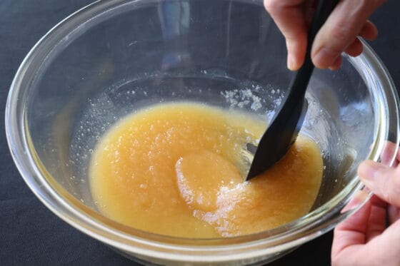 バターと砂糖をしっかり混ぜてなめらかにする