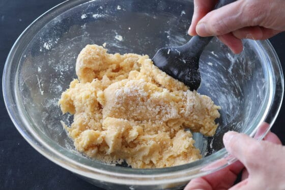 粉類をヘラで切るようにさっくり混ぜる