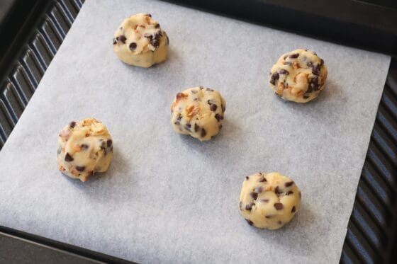 30gずつ丸めた生地を天板に間隔をあけて並べる