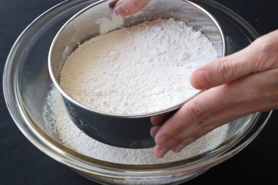 薄力粉と重曹と塩を合わせて生地にふるい入れる