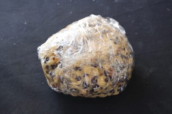 完成したクッキー生地をラップで包んで冷蔵する準備工程