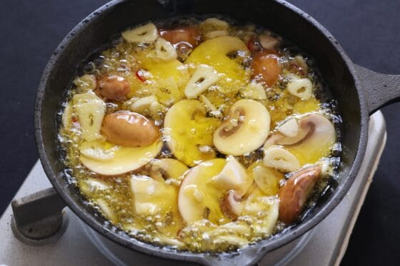 香味オイルにマッシュルームを加えて煮る