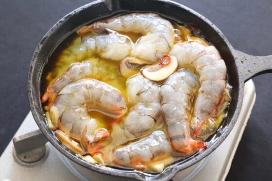アヒージョのオイルにエビを加えて煮る
