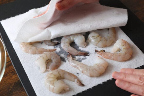 洗ったエビの水気を拭き取る