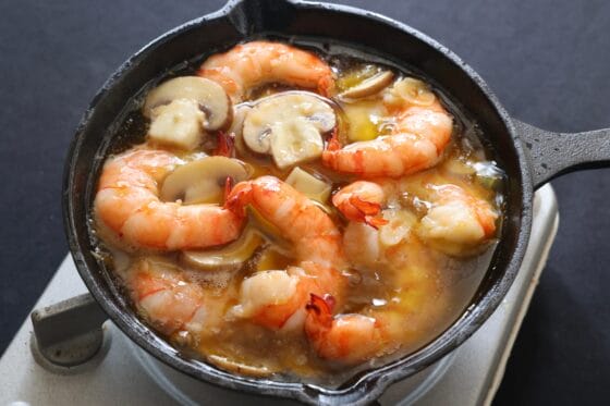 完成したエビのアヒージョ