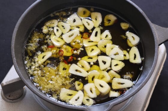 にんにくと生姜と鷹の爪をオリーブオイルに入れて香りを立たせる