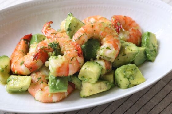 エビとアボカドのサラダ｜オリーブオイルとレモンが香る、地中海風レシピ