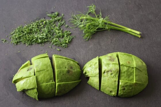 アボカドとディルを切る