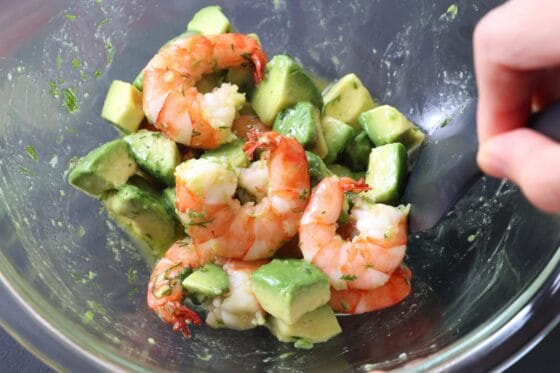 ドレッシングでエビとアボカドを和える