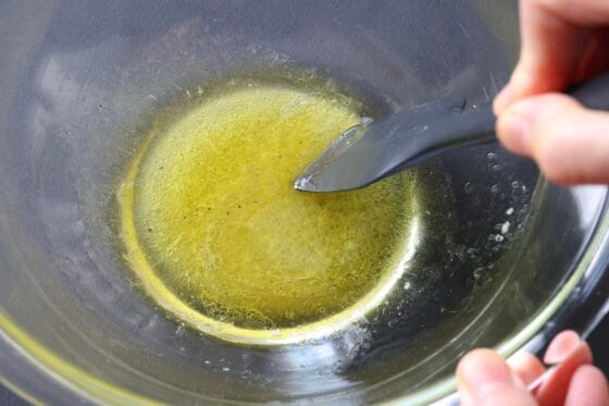 オリーブオイルやレモン汁を混ぜて地中海風ドレッシングを作る