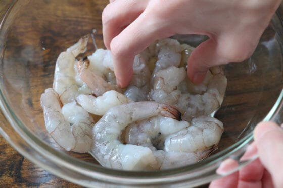 エビに塩と酒をまぶす