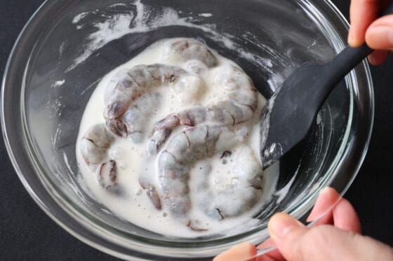 衣をエビにまとわせる