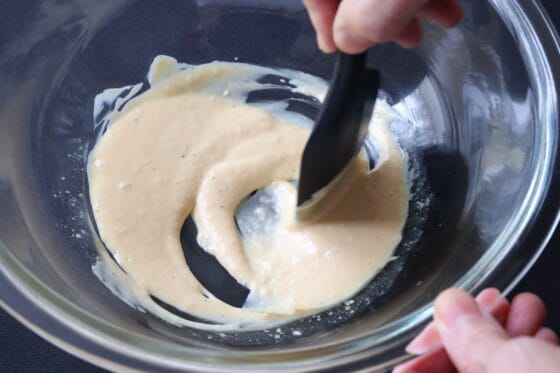 材料をよく混ぜてソースを作る