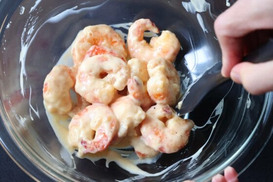 エビマヨソースをエビに絡める