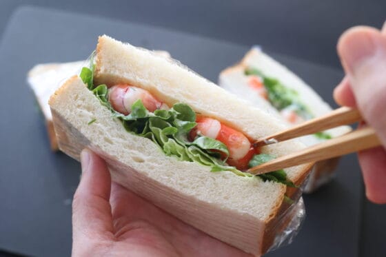 具材の中に埋もれたエビを断面近くにそっと持ち上げる