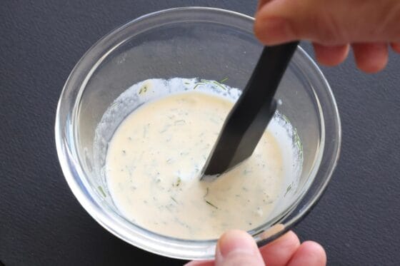 ヨーグルトマヨソースの材料を混ぜる