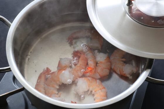 エビを鍋に入れて白ワインと塩で下茹でする
