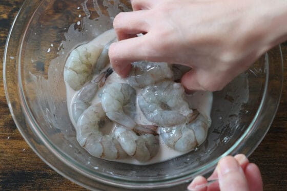 エビを塩と片栗粉でもんで下処理する