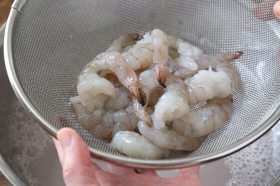 エビのぬめりを流水で洗い流す