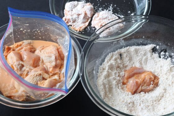 鶏肉を漬け汁から取り出して衣をまぶす