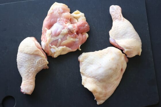 骨付きモモ肉をフライドチキン用にドラムスティックとサイに切り分けたところ