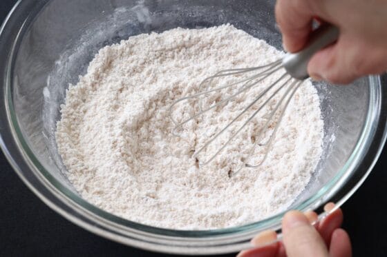 薄力粉とコーンスターチに調味料を混ぜて衣を作る