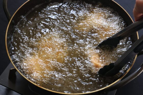 揚げ油で鶏肉をこんがりと揚げる