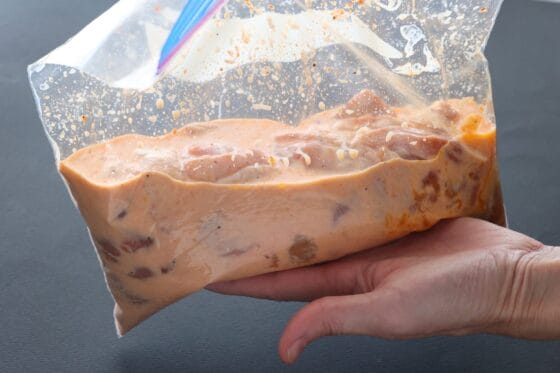 鶏肉に漬け汁をなじませる