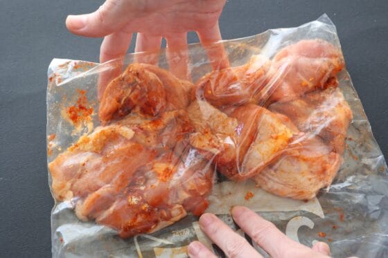 鶏肉に調味料をなじませる