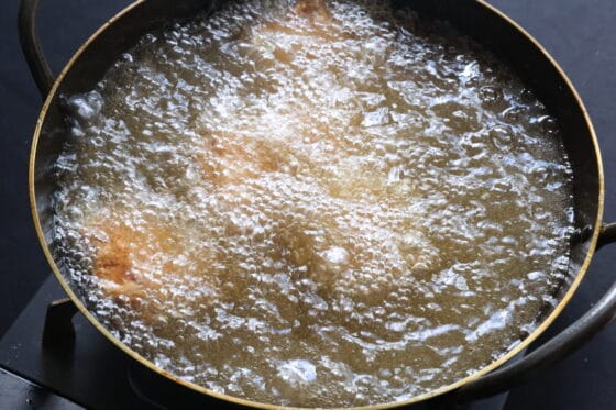 もう一度鶏肉を揚げてカリッと仕上げる