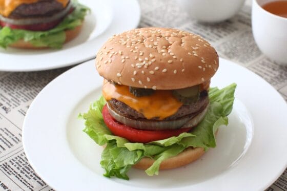 ハンバーガーのレシピ｜粗びきビーフのパティ＆2種のソースで本格アメリカ風