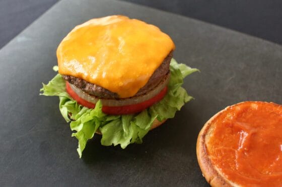 バンズの上に具材を重ねていく