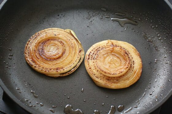 玉ねぎをこんがりと焼く