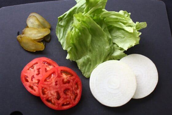 トマトと玉ねぎとレタスとピクルスを切る