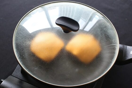 焼いたパティにチェダーチーズをのせて蓋をして溶かす