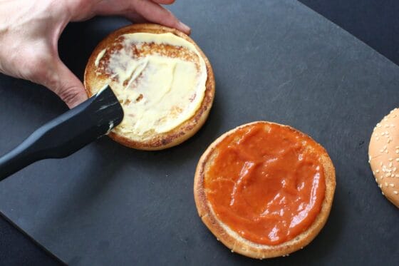 2種類のソースをバンズに塗る