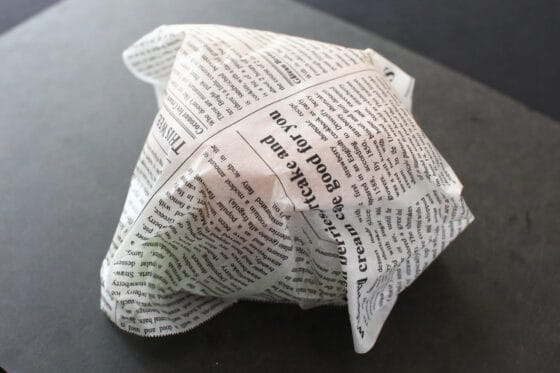 ハンバーガーをクッキングシートで包む