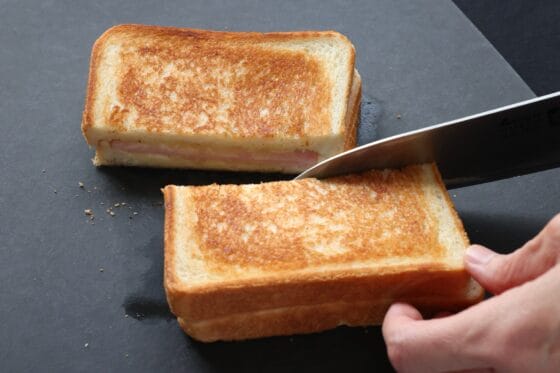 焼き上がったホットサンドを半分に切る