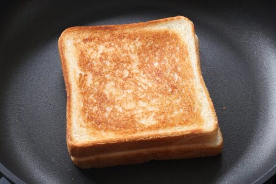 ホットサンドの両面がきつね色に焼けた状態