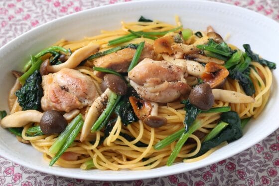 ほうれん草としめじのパスタ｜鶏もも肉の旨味が絡む、和風バター醤油レシピ