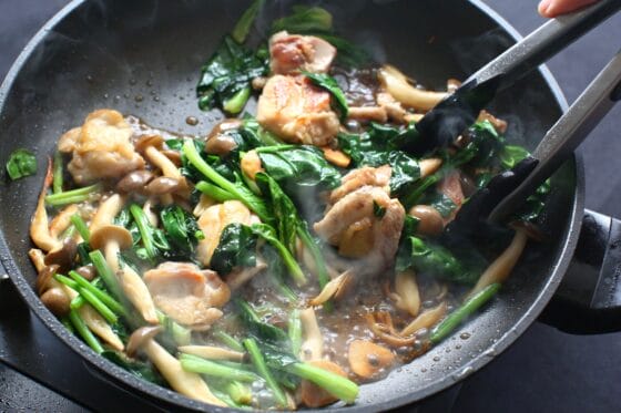 醤油と生姜とパスタの茹で汁を加えて混ぜる