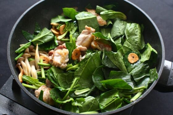 にんにくを戻し入れてほうれん草を加えて炒める